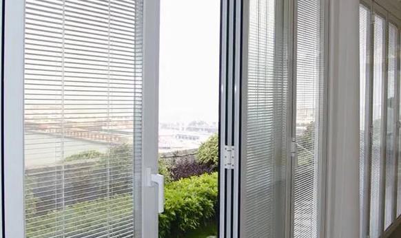 外遮陽卷簾窗